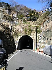 小坪トンネルの上に火葬場があるというのは本当？サリーちゃんの館とは？