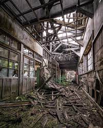 終わらない葬式の家で何があった?残された遺影と廃墟の理由!