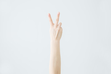 【切抜パス付き】2のハンドサイン